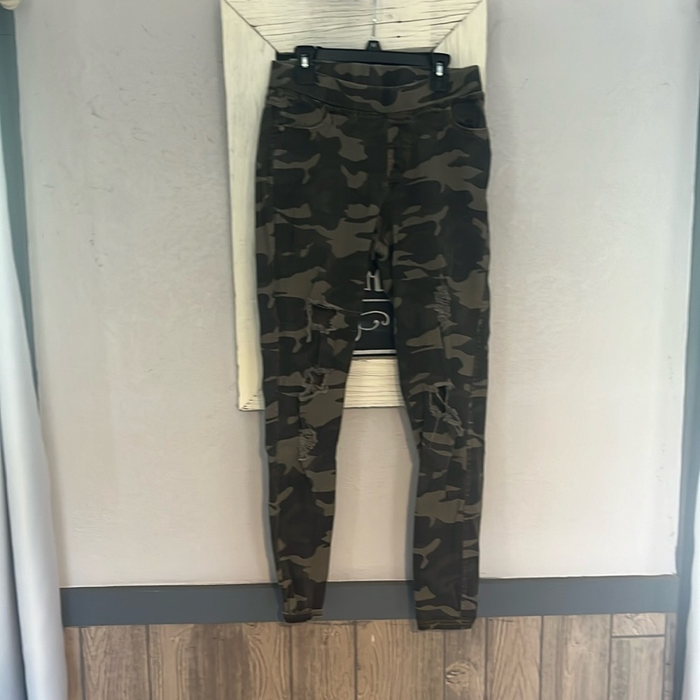 Camp Distressed Capri